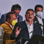 Ni asaltándolo dejó de comer, las alitas primero