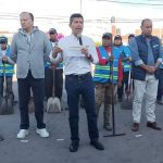 Ucrania retira martillo y hoz soviéticos en la estatua de Kiev para colocar el escudo del país