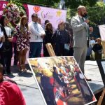 Jorge Campos recibe homenaje en Francia… acude en sus famosas “chanclas” al Museo de Artes Decorativas